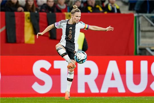 Deutschlands Svenja Huth spielt den Ball.