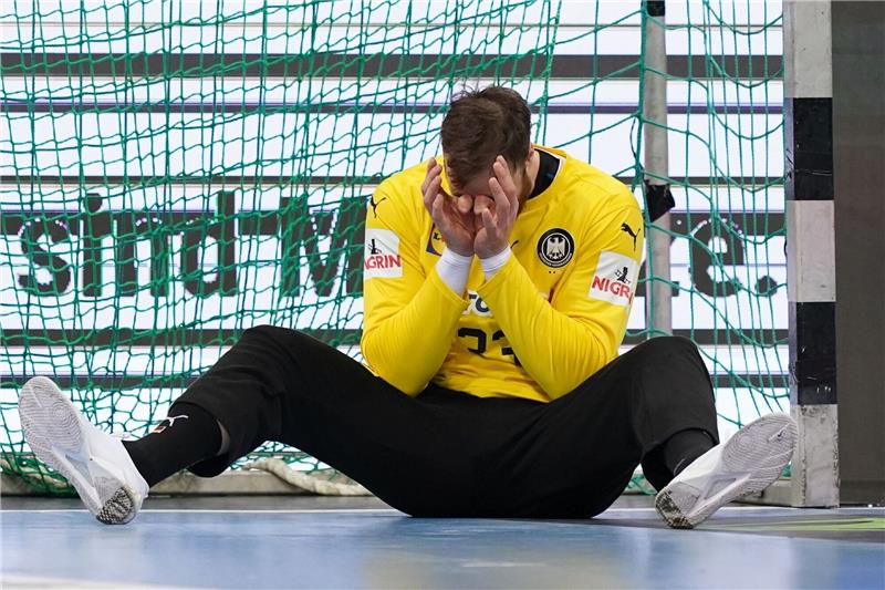 Niederlage gegen Kroatien: Handballer zittern um Olympia Deutschlands Torwart Andreas Wolff fasst sich ins Gesicht.