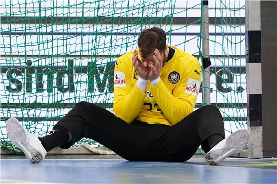 Deutschlands Torwart Andreas Wolff fasst sich ins Gesicht.
