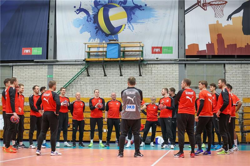 Deutschlands Trainer Alfred Gislason (M) bereitet sein Team auf das Viertelfinale gegen Frankreich vor.