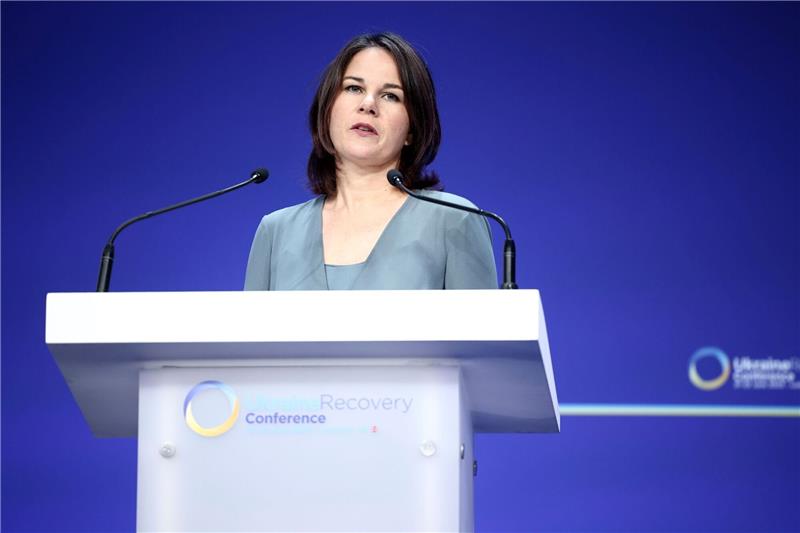 Baerbock kündigt „Wiederaufbau-Offensive” für Ukraine an «Deutschlands Unterstützung ist felsenfest», sagt Bundesaußenministerin Annalena Baerbock mit Blick auf die Ukraine.