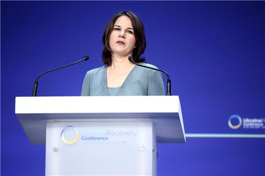 «Deutschlands Unterstützung ist felsenfest», sagt Bundesaußenministerin Annalena Baerbock mit Blick auf die Ukraine.