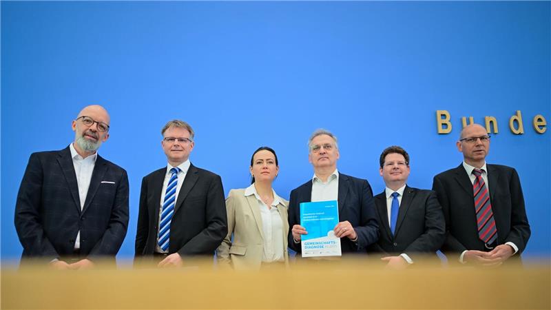 Trumps Zölle belasten die deutsche Wirtschaft Deutschlands Wirtschaftsprobleme liegen nicht nur in Trumps Zollpolitik - die Fachleute sehen auch noch andere Baustellen.