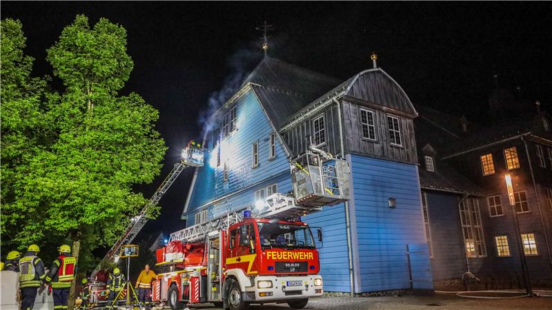 Das Foto zeigt die Feuerwehr im Einsatz mit der Drehleiter in der Brandnacht an der Marktkirche in Clausthal.