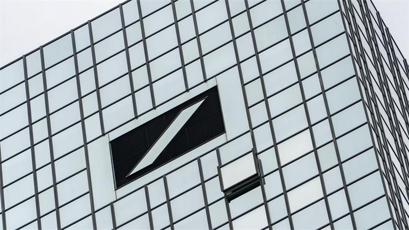 Deutschlands größtes Geldhaus sieht sich mit weiteren millionenschweren Klagen von ehemaligen Mitarbeitern konfrontiert. (Archivbild)