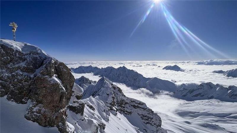 Was der „Lonely Planet“ für 2025 empfiehlt Deutschlands höchster Gipfel: die Zugspitze. Bayern gehört für den „Lonely Planet“ zu den Top-Zielen des kommenden Jahres. (Archivbild)