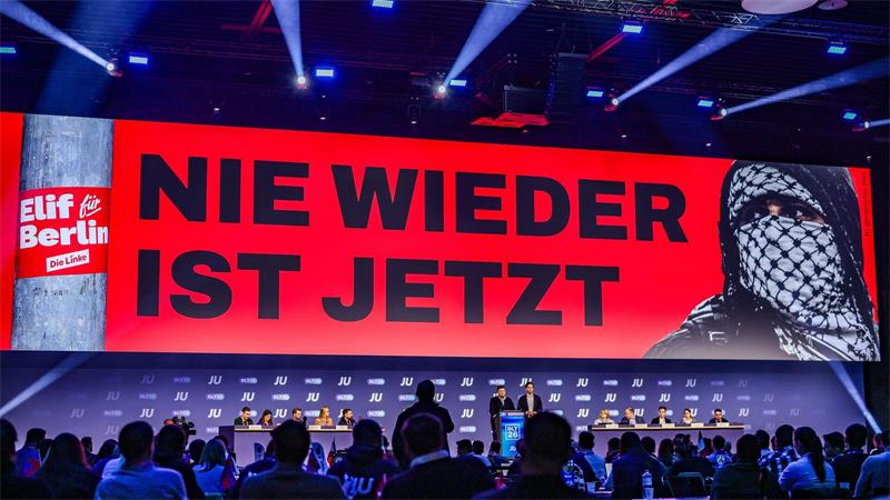 Deutschlandtag der JU: Volkmann und Winkel vor Slogan-Wand