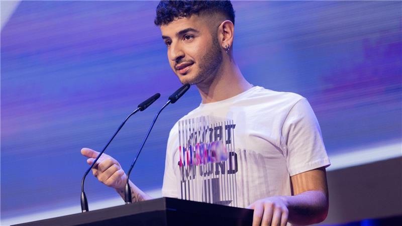 HandOfBlood räumt bei VideoDays als Creator des Jahres ab Deutschrap mit Haltung: Baran Kok gewinnt in der Kategorie „Music“.