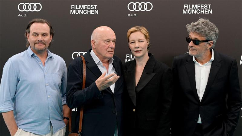 Devid Striesow (l-r), Hanns Zischler, Sandra Hüller und Regisseur Paweł Pawlikowski präsentierten „Vaterland“ nicht nur in Cannes, sondern auch auf dem Filmfest München. (Archivbild)