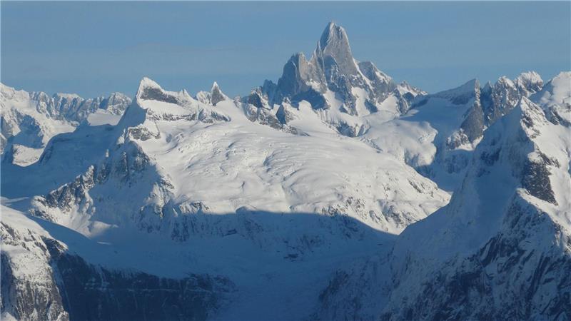 Devil’s Thumb, ein Gipfel des Stikine Icefield in Alaska, ist mit Schnee bedeckt.