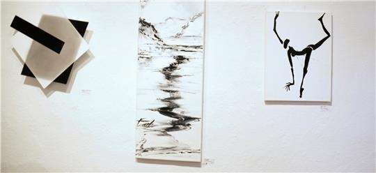 Dialog oder Widerspruch? Die Gemälde: „PQR“ von Lienhard v. Monkiewitsch, „Coastline“ von Ines Ramm und „o.T.“ von Helge Leiberg unterscheiden sich in allem – außer in der Farbgebung.  Fotos: Hartmann