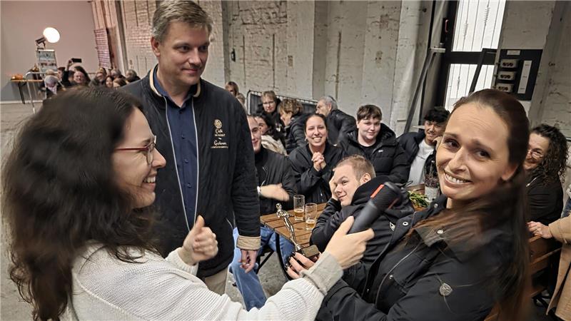 Diana, Stephan und die Schokoladen-Manufaktur Diana Hoffmeister (links) bedankt sich stellvertretend bei Tina Klinzing vom Café am Markt für die stetige Unterstützung in den vergangenen Jahren.