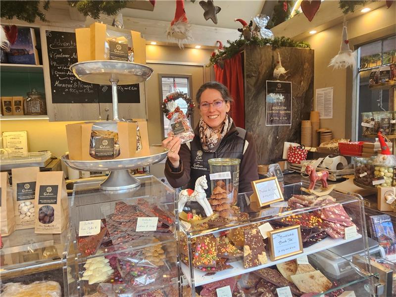 Goslar: Ein Weihnachtsmarkt der besonderen Unikate Diana Hoffmeister verkauft Bruchschokolade. Foto: Sowa
