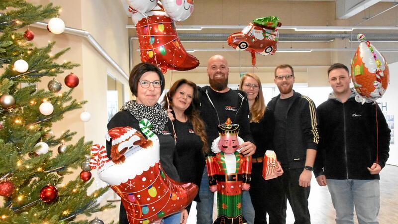 Benefiz-Weihnachtsessen: Die Firma Olbrich bittet zu Tisch Diana und Marco Olbrich (2. und 3. von links), hier mit einem Teil vom Team, gaben sich viel Mühe und bereiteten zahlreichen Menschen, die sonst auf die Lebensmittel der Goslarer Tafel/Kleiner Tisch Oker angewiesen sind, auf ihrem Firmengelände ein stimmungsvolles Weihnachtsessen.