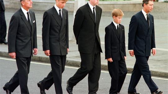 Dianas Bruder Charles Spencer (Mitte) soll sich gegen die Teilnahme der Prinzen William (2. v. l.) und Harry (2. v. r.) ausgesprochen haben. (Archivfoto)