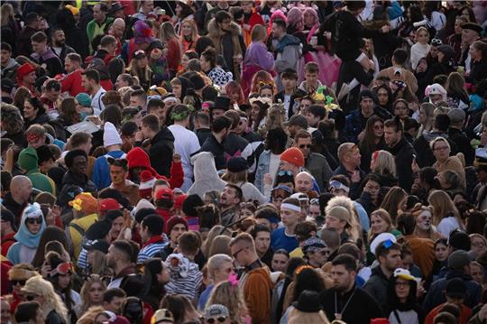 Dicht an dicht: Hunderte Menschen feiern nach dem Rosenmontagsumzug auf dem Gutenbergplatz in Mainz.