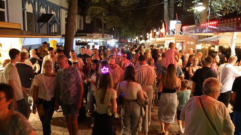Dicht an dicht: Tausende Besucher am Samstagabend sind in der Bummelallee, wo dutzende Stände aufgebaut sind.