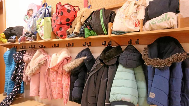 Wie ein hoher Zuschussbedarf den Liebenburger Haushalt lähmt Dicht an dicht hängen Jacken und stehen Taschen – die Auslastung ist gut: Rund 87 Prozent der Kinder im Alter zwischen drei Jahren bis Einschulung besuchen derzeit eine Kita in der Gemeinde.