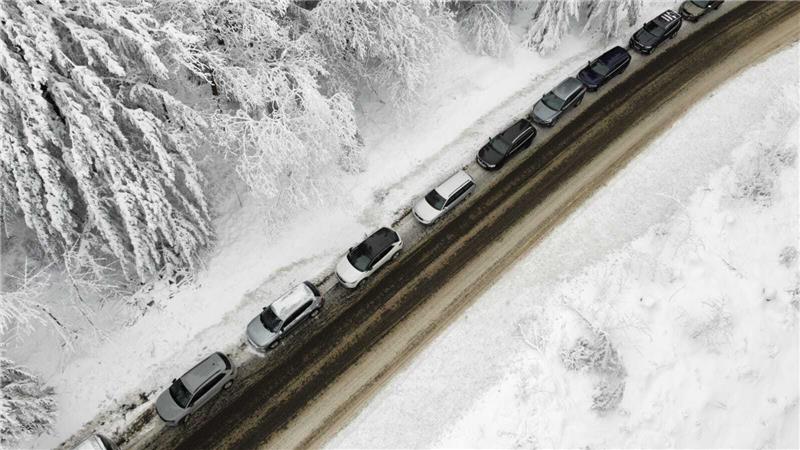Ausflügler zieht es in den Harz: Auch am Sonntag großer Andrang Dicht an dicht im Stau auf den Weg in dden Oberharz. Foto: Neuendorf