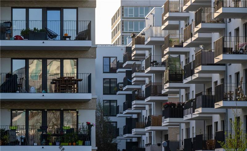 Studie: Miete frisst in Großstadtvierteln Einkommen Dicht an dicht stehen neu gebaute Wohnhäuser im Zentrum von Berlin.