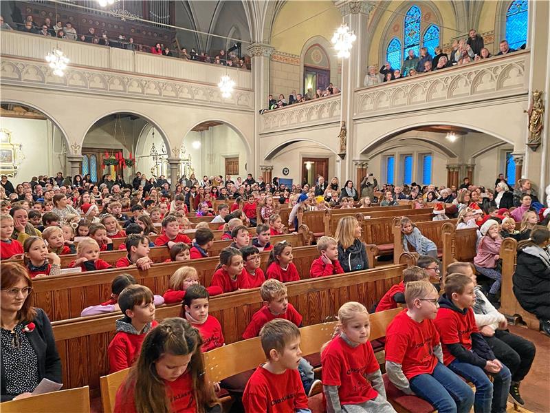 Dicht gedrängt sitzen die mitwirkenden Kinder und die vielen Hundert Gäste in der Lutherkirche. Fotos: Nachtweyh