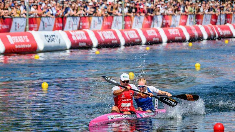 Die Finals: Vier Tage Sommermärchen für 24 Sportarten Dicht gedrängtes Publikum beim Kanu.