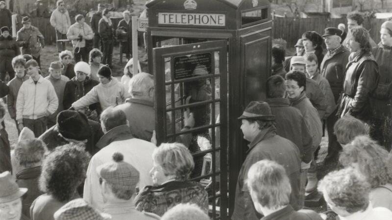 Wie eine englische Telefonzelle in die DDR nach Abbenrode kommt Dicht umlagert ist nach ihrer Einweihung die englische Telefonzelle, die seit dem 27. Januar 1990 zu Abbenrode gehört.