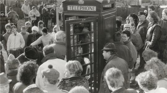 Dicht umlagert ist nach ihrer Einweihung die englische Telefonzelle, die seit dem 27. Januar 1990 zu Abbenrode gehört.