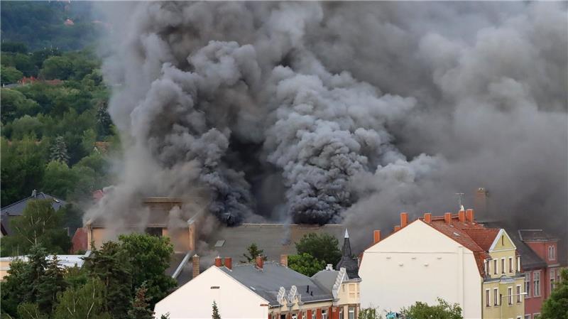 Dichte Rauchwolken waren weithin sichtbar. Die Warnung der Bevölkerung wurde mittlerweile wieder aufgehoben.