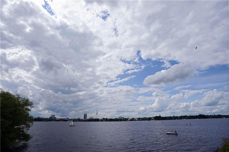 Ein Wochenende voller Wolken Dichte Wolken ziehen über die Segelboote und Tretboote auf der Außenalster hinweg.