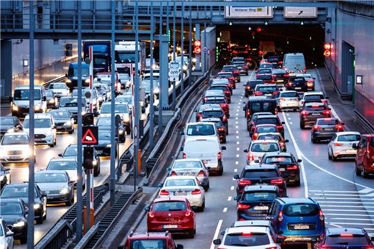 Dichter Berufsverkehr schiebt sich durch den Tunnel Heckenstallerstraße in München.