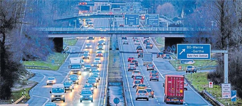 Experten: Pkw-Maut kommt doch Dichter Feierabendverkehr auf dem Ruhrschnellweg: Autofahrer müssen vielleicht bald doch für jeden gefahrenen Kilometer zahlen. Foto: pa