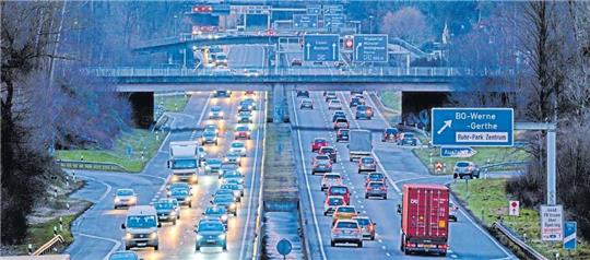 Dichter Feierabendverkehr auf dem Ruhrschnellweg: Autofahrer müssen vielleicht bald doch für jeden gefahrenen Kilometer zahlen. Foto: pa