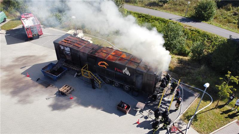 Flammen im Container: Brandschützer im Harz trainieren Ernstfall Dichter Qualm dringt aus einem Container, drinnen lodern die Flammen – zu Übungszwecken.