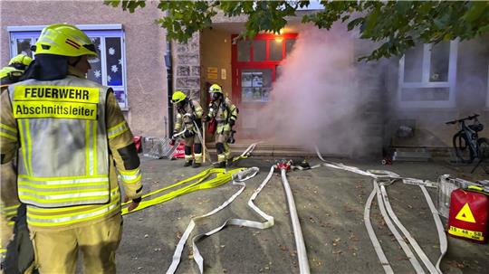 Dichter Rauch dringt bereits beim Eintreffen der ersten Feuerwehren aus dem Schulgebäude.
