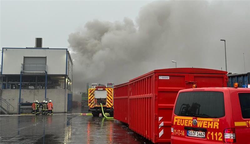 Dichter Rauch hüllt das Betriebsgelände ein. Foto: Eggers