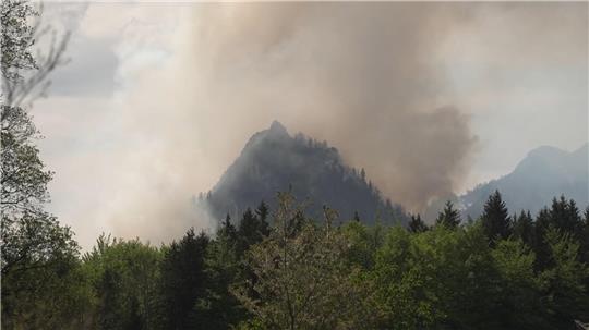 Dichter Rauch ist über dem Berg in den bayerischen Alpen zu sehen.