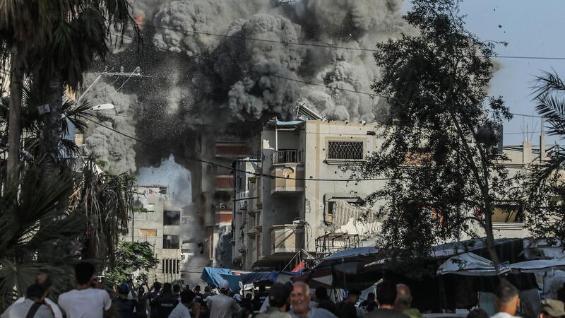 Lage in Gaza: Neue Kampfflugzeuge und nicht genug Wasser Dichter Rauch quillt aus einem Wohnhaus im Flüchtlingslager Bureidsch, nachdem es von einem israelischen Luftangriff getroffen wurde.