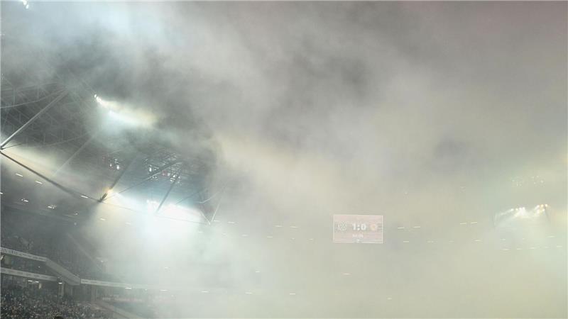 Dichter Rauch über dem Spielfeld: Das Fußball-Derby zwischen Hannover 96 und Eintracht Braunschweig musste in der zweiten Halbzeit unterbrochen werden.