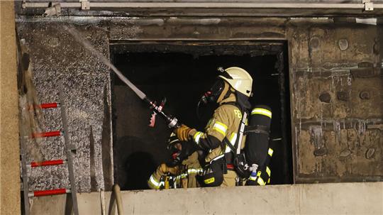 Dichter Rauch und starker Wind machen der Feuerwehr das Leben schwer.