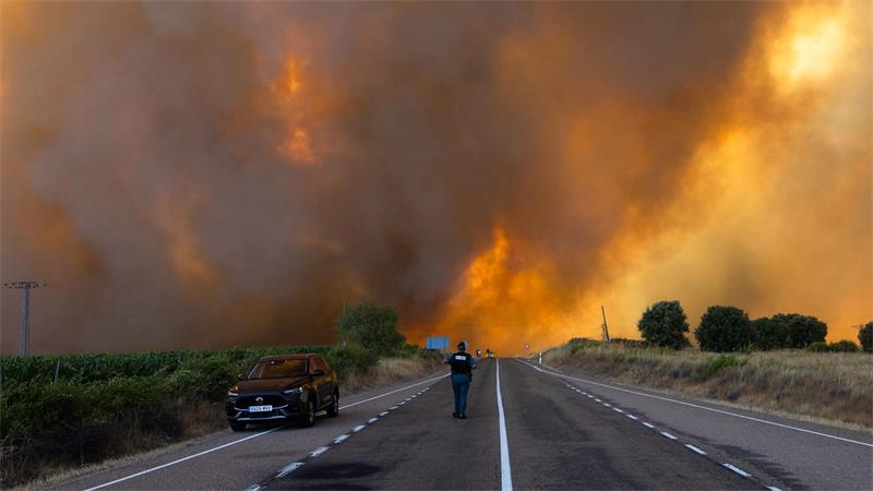 Klimawandel könnte Waldbrandfläche in Europa verdreifachen Dichter Rauch während eines Waldbrandes am Rande einer Landstraße in Spanien (Archivbild)