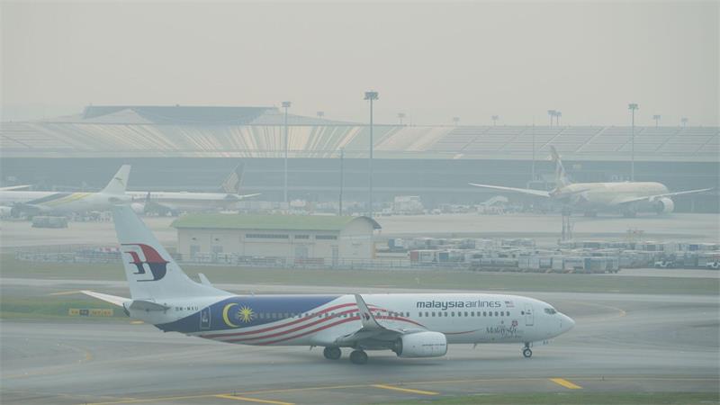 Schwere Waldbrände auf Borneo - Orang-Utans in Lebensgefahr Dichter Smog liegt über dem Flughafen von Kuala Lumpur.