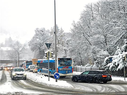 Dichter Verkehr: Am Dienstagvormittag entsteht auf der verschneiten Von Garßen-Straße bis zurück zur Hildesheimer Straße in Goslar ein Rückstau. Foto: Sowa