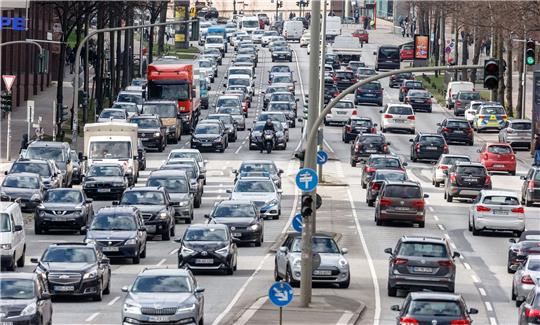 Dichter Verkehr auf der Ludwig-Erhard-Strasse in Hamburg.