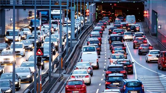 Dichter Verkehr schiebt sich im Berufsverkehr am Morgen in den Tunnel Heckenstallerstraße in München.