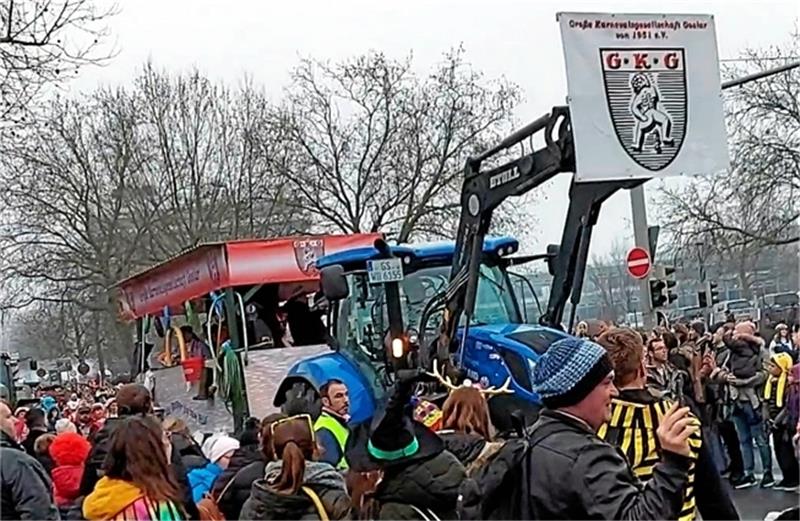 Beim Schoduvel: Karnevalisten im „Hochwassereinsatz“ Dichtes Gedränge herrscht auf dem Weg durch die Braunschweiger Innenstadt. Nach dem Bohlweg ist die Volkswagenhalle das Ziel.