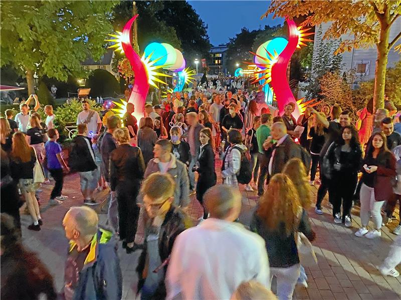 Zehntausende feiern das Salz- und Lichterfest Dichtes Gedränge herrscht gegen 21 Uhr natürlich wieder im Bereich der Weißen Brücke. Zu dieser Zeit dürfte der Besucherandrang am größten sein.