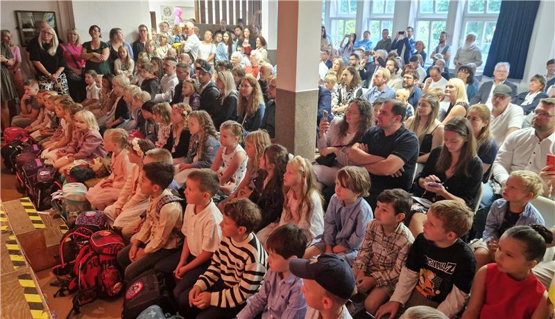Aufregung pur: Erstklässler starten im Oberharz ins Abenteuer Schule Dichtes Gedränge in der Pausenhalle in Zellerfeld: Gespannt schauen die Kinder dem Theaterstück auf der Bühne zu.
