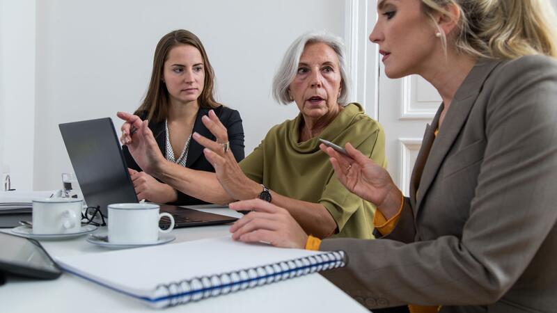 Unzufrieden im Job? Das können Sie tun Dicke Luft: Ein schlechtes Arbeitsklima kann die Zufriedenheit im Job beeinträchtigen.