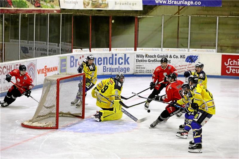 Falken machen es spannend: 3:2 gegen Adendorf Dicke Luft vor dem Adendorfer Kasten, aber Falken-Verteidiger Maximilian Droick bringt den Puck nicht an Schlussmann Matthias Rieck vorbei. Foto: Neuendorf